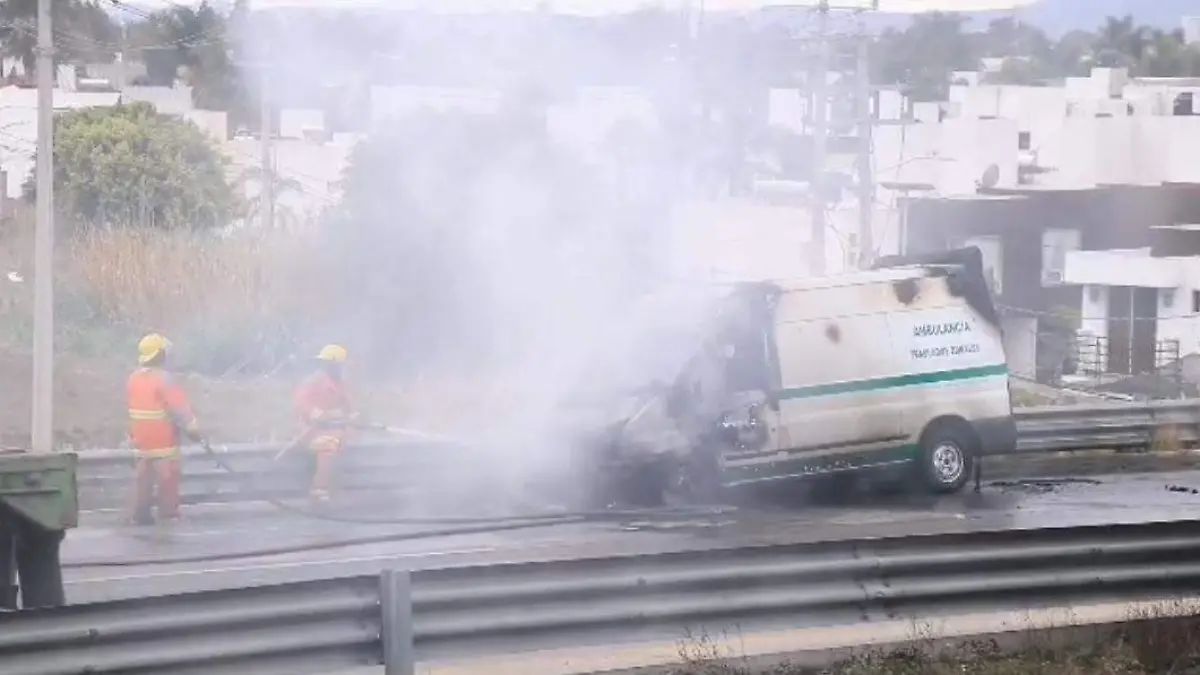 Ambulancia del IMSS se incendia cuando circulaban por Periférico Ecológico